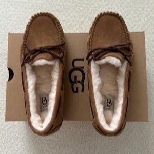 NWOT~UGG Women’s Dakota Moccasin Size 6